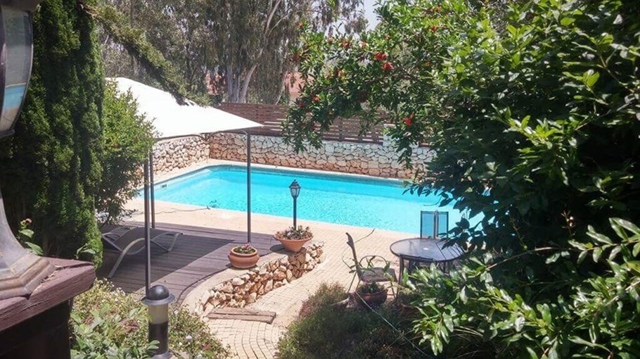 העיגול הפנימי - ראש פינה בריכה וחצר (1).jpg