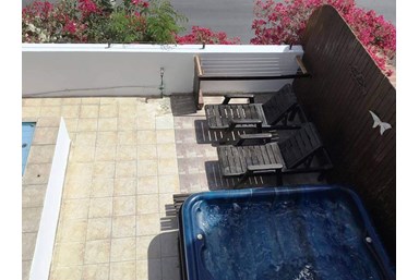 וילה נצר - הבריכה והחצר