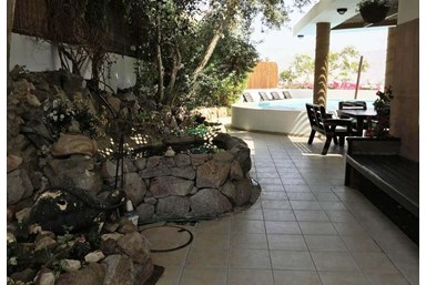 וילה נצר - הבריכה והחצר