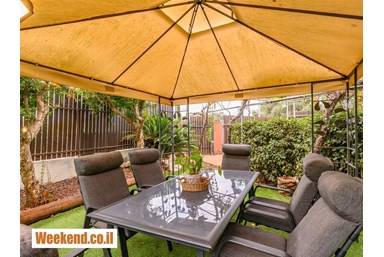 וילה בצל הגפן - החצר והבריכה