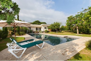 וילה הבית באלמגור - החצר והבריכה