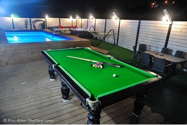 וילה גיתית - החצר והבריכה