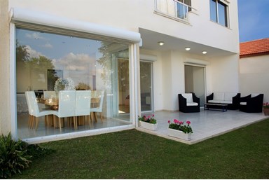 וילה על הים - החצר והים