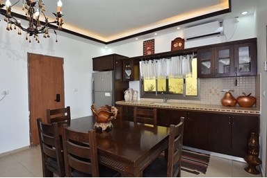 וילה תולין - הטרקלין והמטבח 