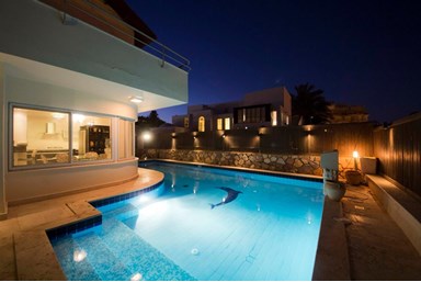 וילה טופז  - החצר והסביבה 