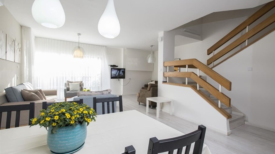 וילה אשכול מול הים 5 bedrooms reno villa - dining area (8).JPG