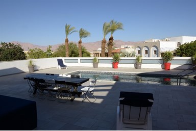 וילה שנהב - החצר והסביבה