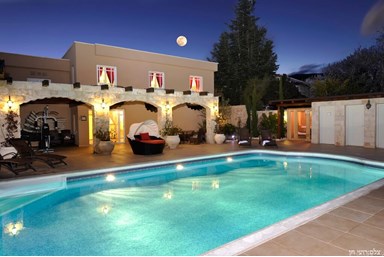 וילה סחלב - הבריכה והחצר