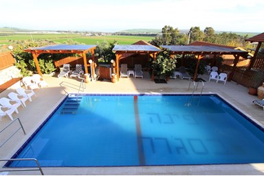 וילה פינה בסג'רה - החצר והבריכה 