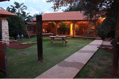 וילה פינה בסג'רה - החצר והבריכה 