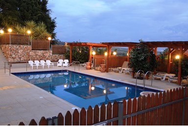 וילה פינה בסג'רה - החצר והבריכה 