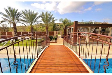 וילה אחוזת אלישבע - החצר והבריכה