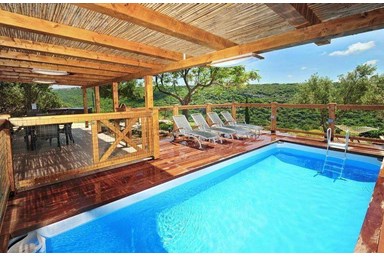 וילה שוויצריה בגליל - החצר והבריכה