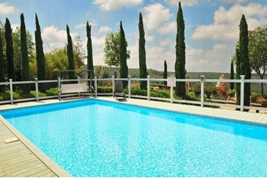 וילה שוויצריה בגליל - החצר והבריכה