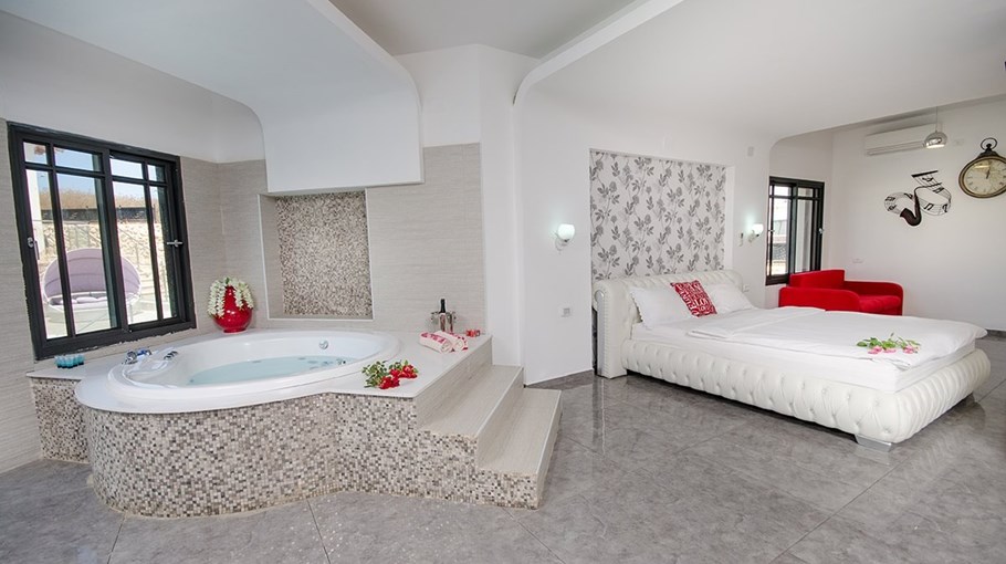 הוילה של יגאל בספסופה מלכותית (7).jpg