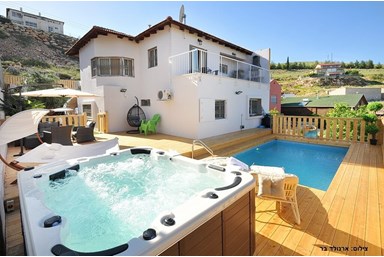 וילה נוף העמק - החצר והבריכה