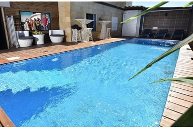 וילה טיקטוק - הבריכה והחצר