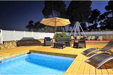 וילה נוף אלון - החצר והבריכה