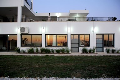 וילה עדי הכרמל - מתחם החוץ והבריכה