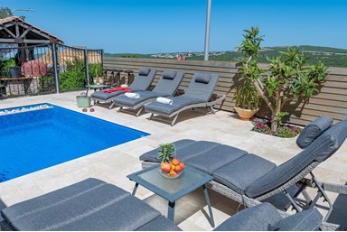 וילה לה קאסה - החצר והבריכה