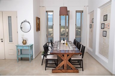 וילה פלורין אירוח בוטיק - החצר והבריכה