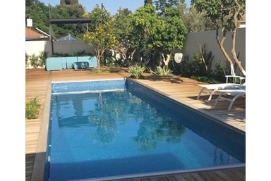 וילת אורנים - החצר והבריכה