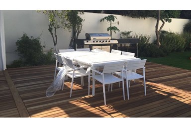 וילת אורנים - החצר והבריכה