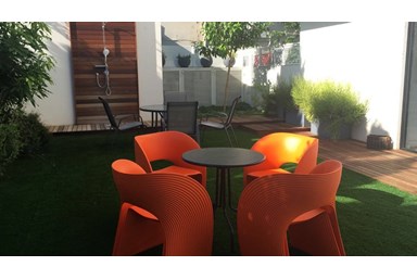 וילת אורנים - החצר והבריכה