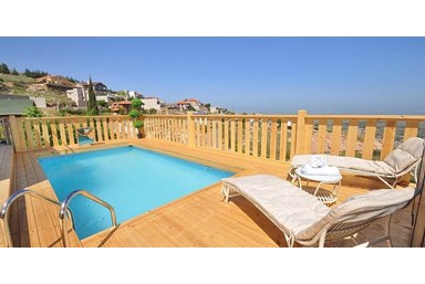 וילה פמילי - החצר והבריכה