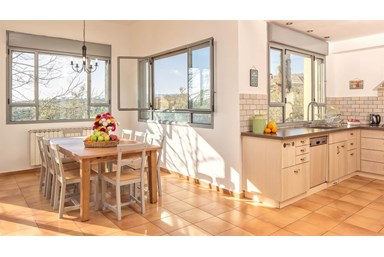 וילה לבנדר בהרים - החצר והבריכה