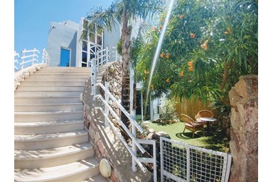 וילה קאזה בלאנקה - הבריכה והחצר