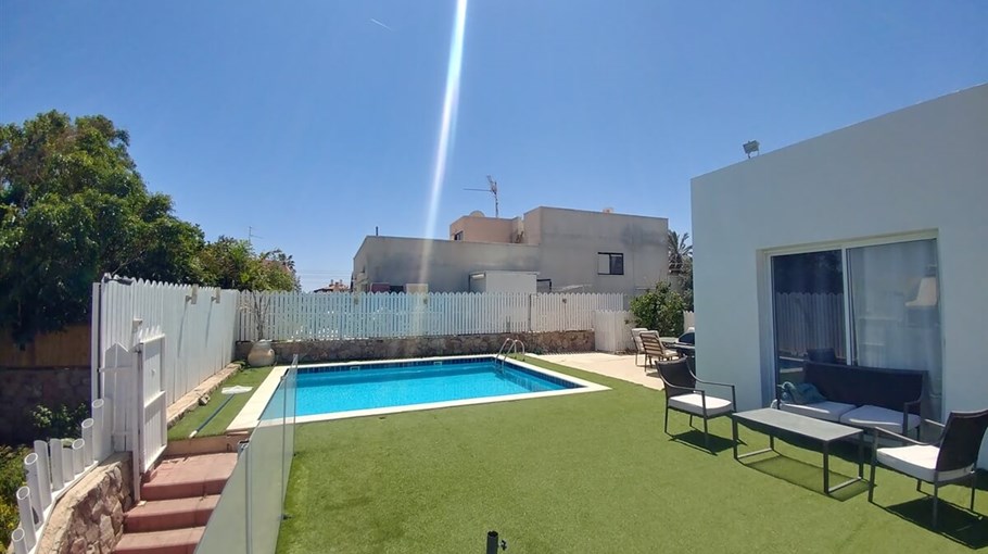 וילה קאזה בלאנקה חצר והבריכה (18).jpg