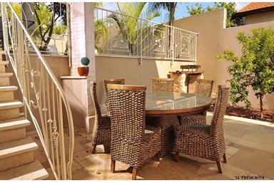 וילה הוילה באחוזה - הבריכה והחצר