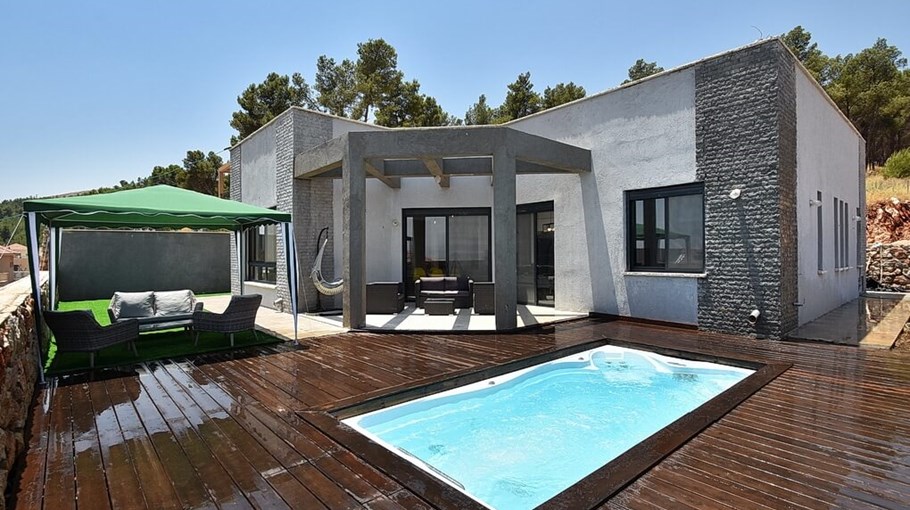 וילה בית אשכנזי החצר והבריכה (1).JPG