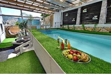 וילת סוד האושר - החצר והבריכה