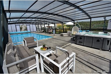 וילה קרולינה - הבריכה והחצר