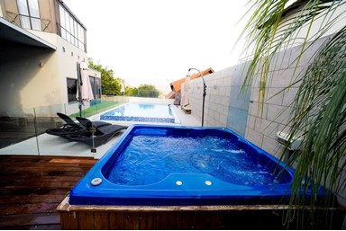 וילה גנים - החצר והבריכה