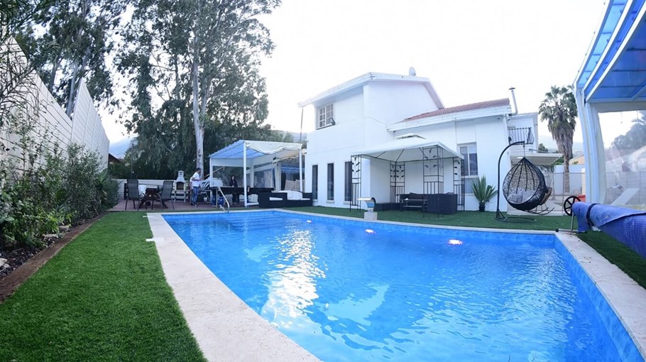 וילה ירדן החצר והבריכה (3).JPG