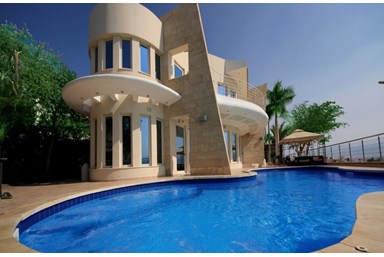 וילה מול ים - הבריכה ומתחם החוץ