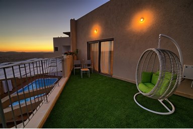 וילה אחוזת המדבר - מתחמי החוץ והבריכות