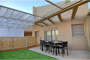 וילה אחוזת המדבר - מתחמי החוץ והבריכות