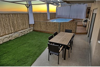 וילה אחוזת המדבר - מתחמי החוץ והבריכות