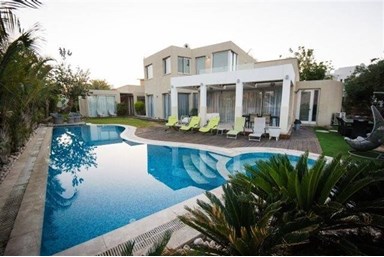 וילה מנגו - הבריכה ומתחם החוץ