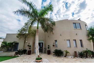 וילה מנגו - הבריכה ומתחם החוץ