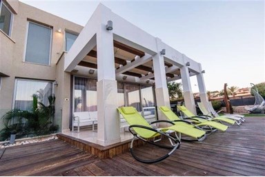 וילה מנגו - הבריכה ומתחם החוץ