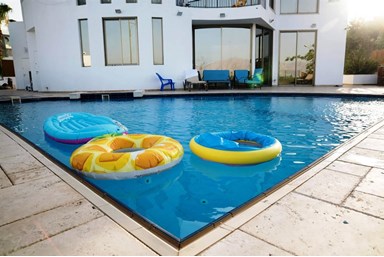 וילה נפטון - הבריכה והחצר