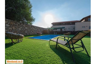 וילה המקום בכרמל - הבריכה והחצר