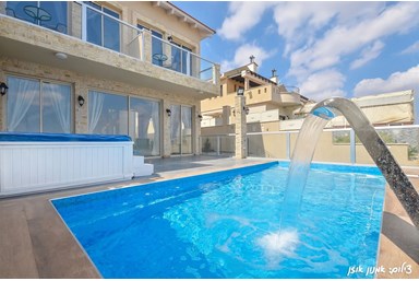 וילה Lalo - לאלו - הבריכה והחצר