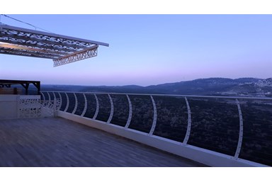 וילה הצוק במרומים - מתחם החוץ