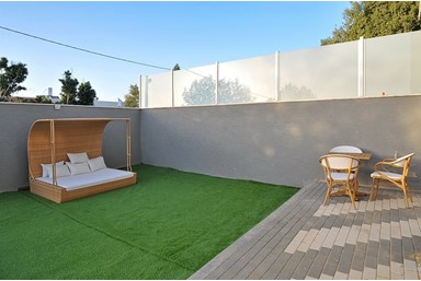 וילה פרסטיז' - הבריכה, החצר והנוף